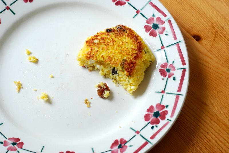 Crisp couscous saffron cakes