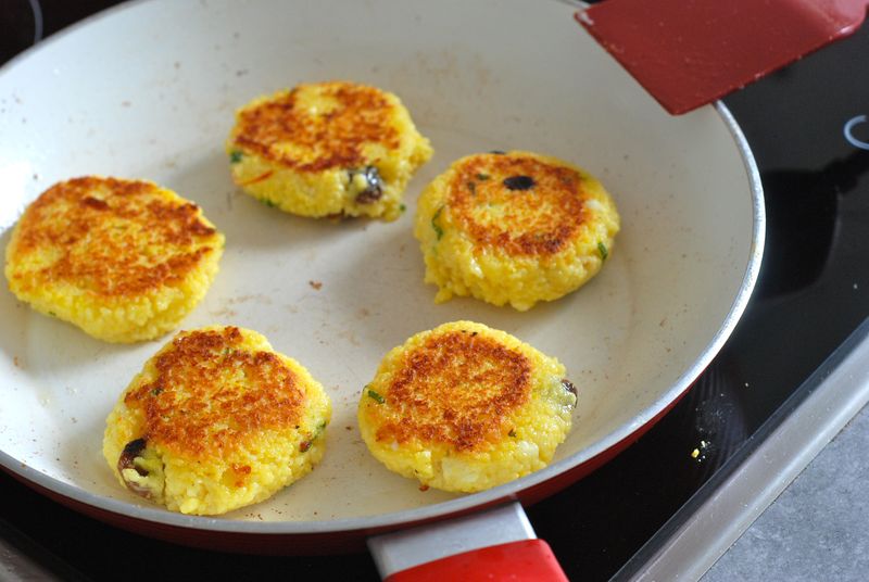 Frying couscous cakes