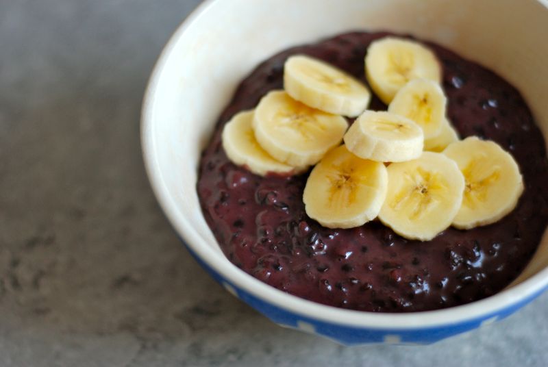 Black rice pudding with bananas